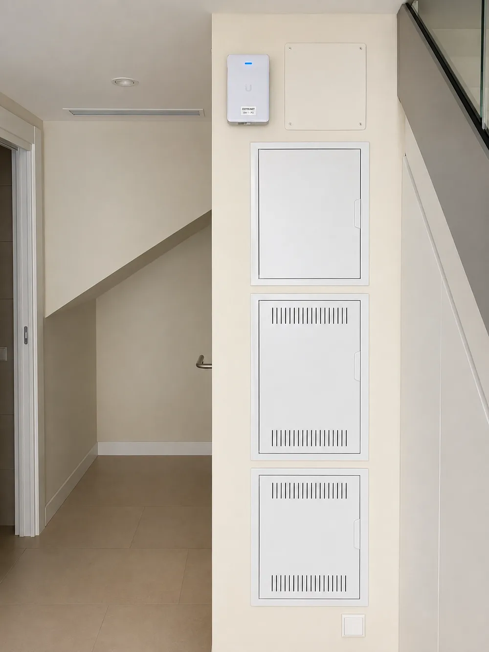 Punto de acceso UniFi U7-Pro-Wall en un apartamento
