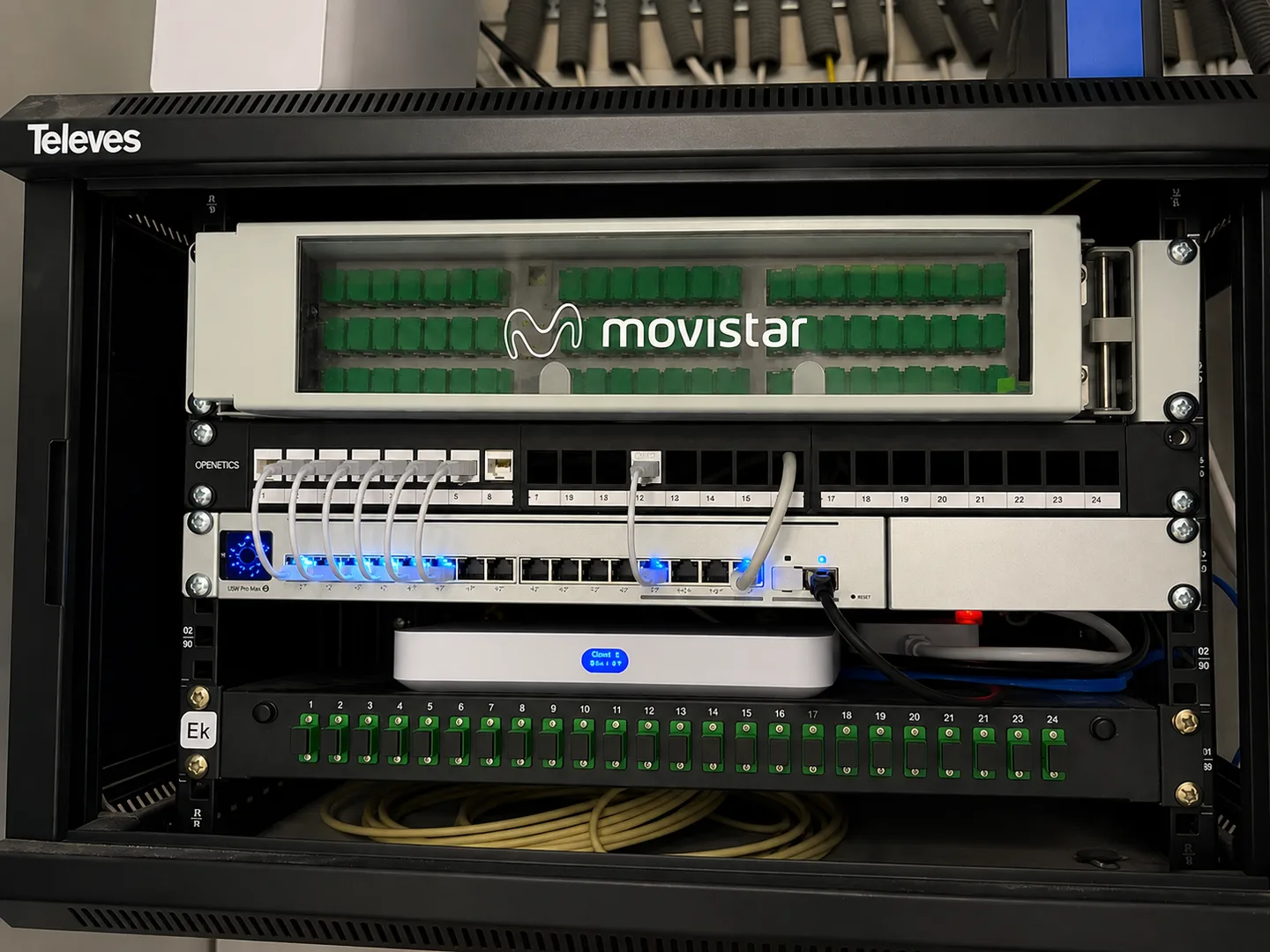 Rack de comunicaciones con switch UniFi USW Pro Max y gateway UCG-Fiber instalado por catmicro en Barcelona