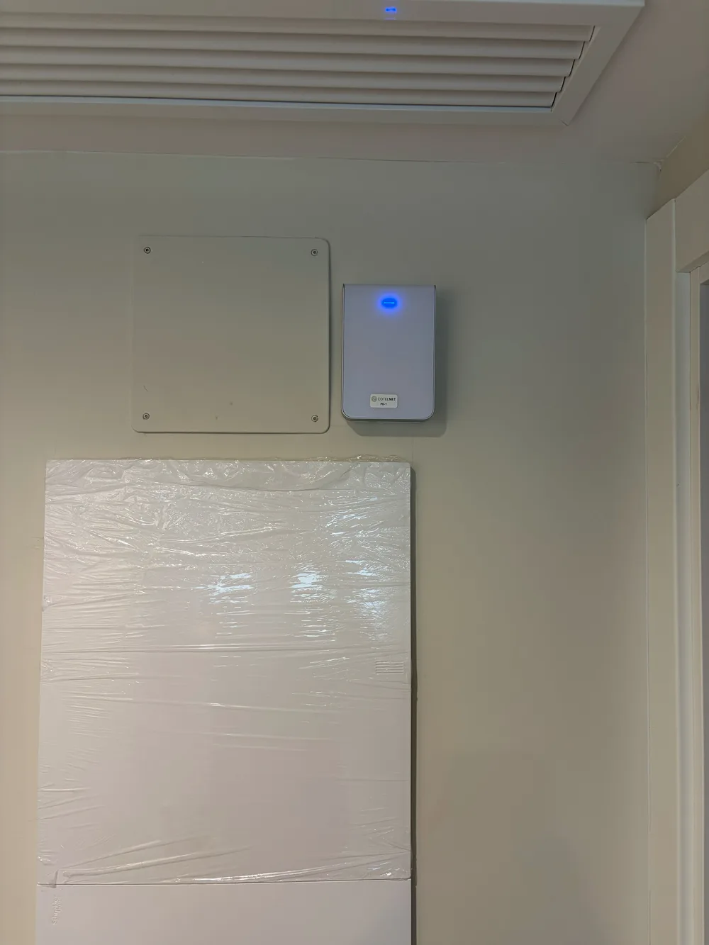 Punto de acceso UniFi en la zona común del edificio