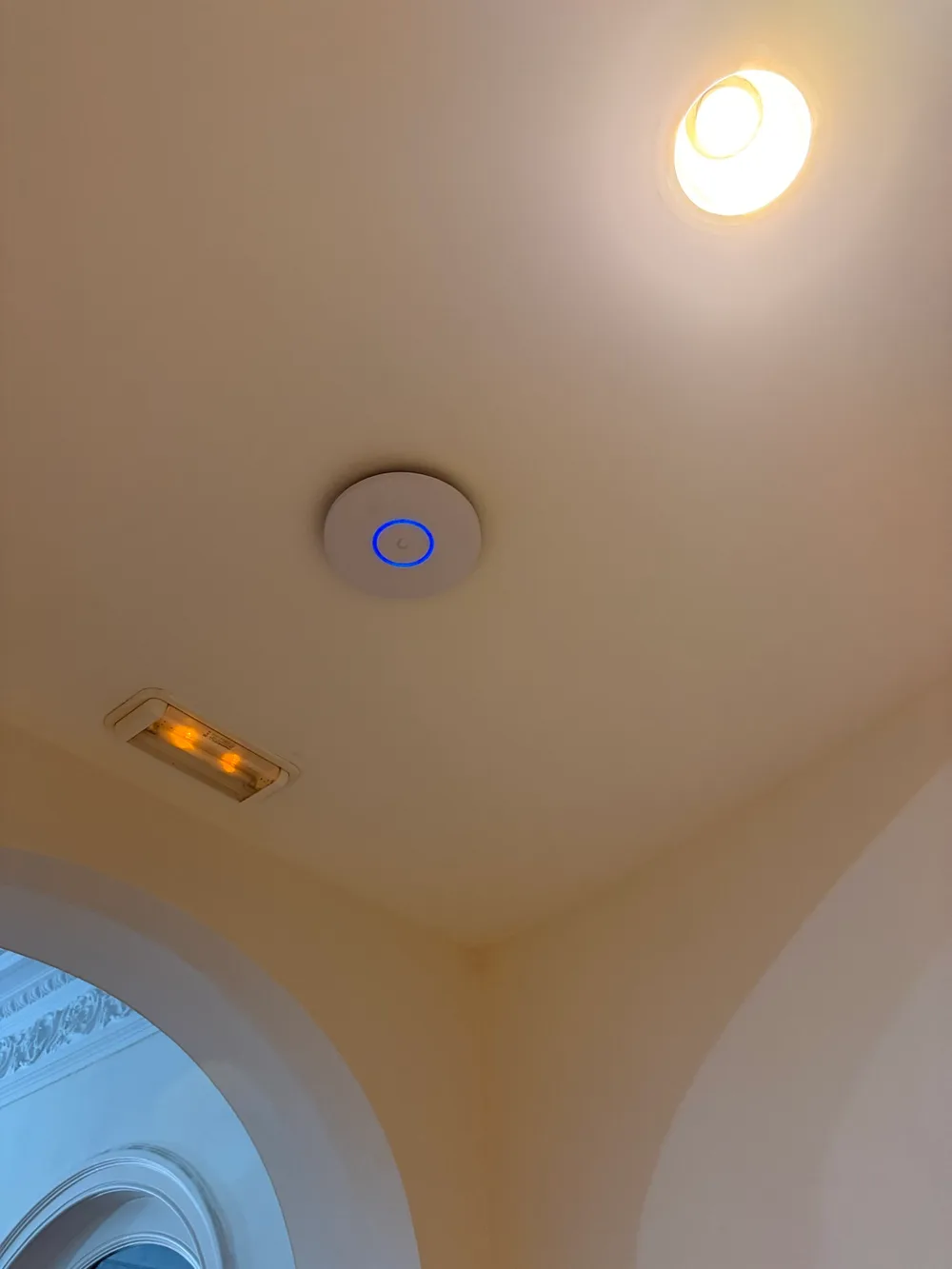 Punto de acceso WiFi 7 UniFi en el pasillo del despacho