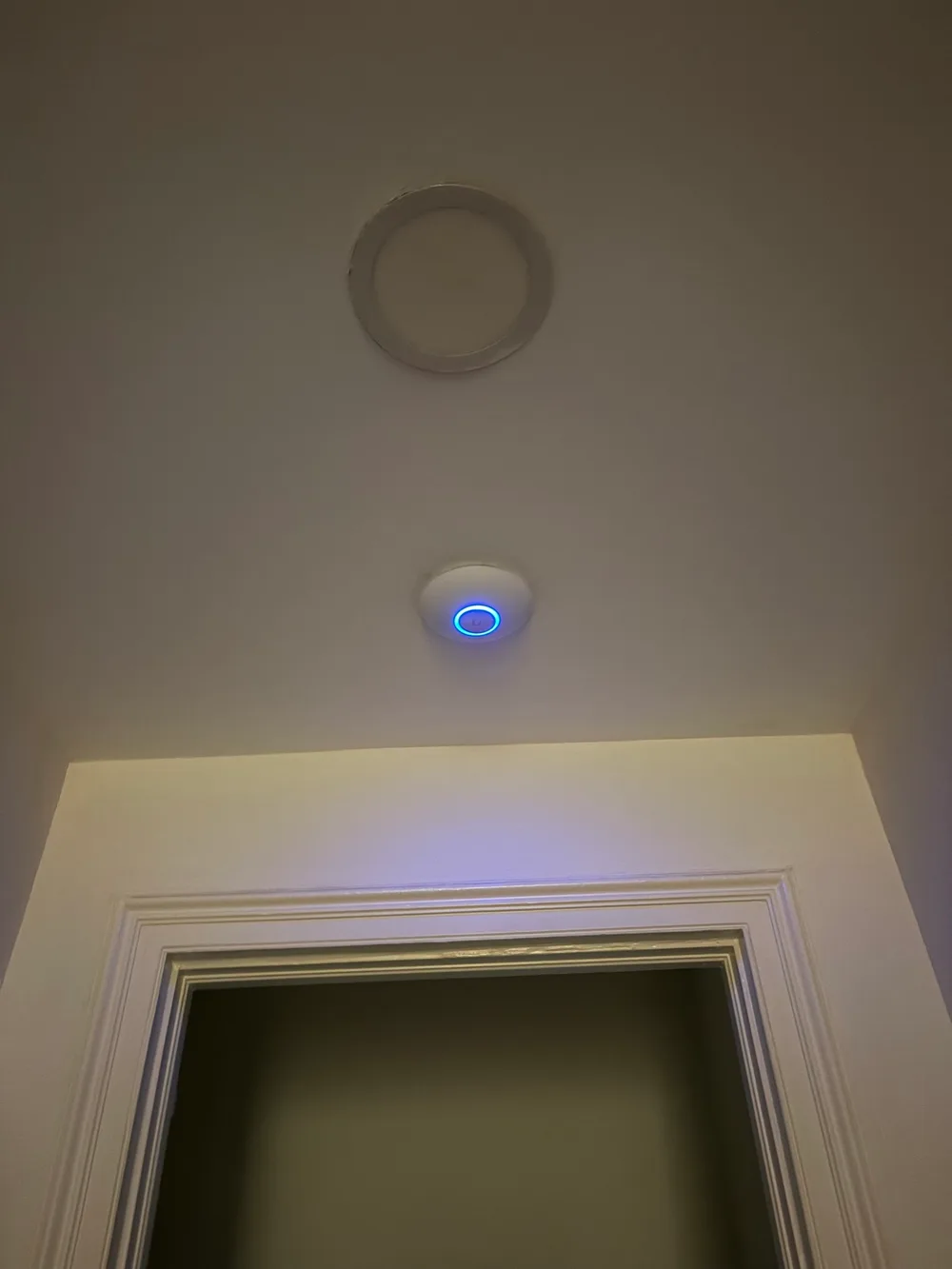 Punto de acceso UniFi sobre una puerta