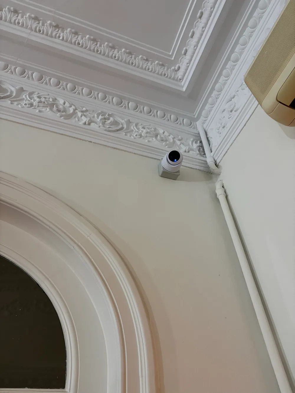 Cámara UniFi Protect G5 Turret en el pasillo