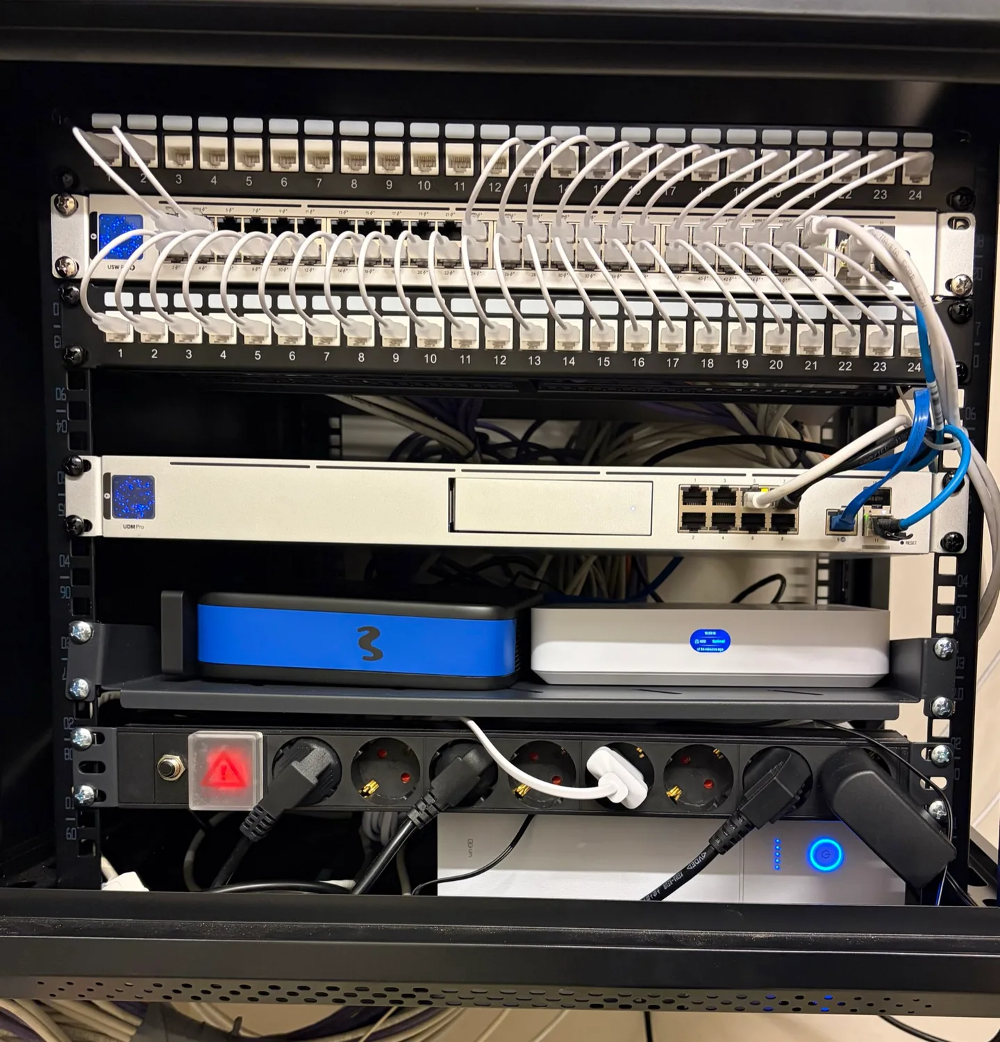 Rack con UDM Pro, switch USW-Pro-48-PoE y grabador UNVR en un despacho de abogados de Barcelona